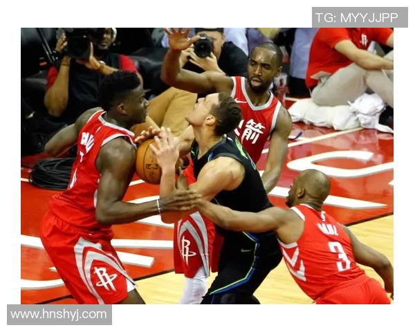 火箭队与小牛队季后赛第三场激战回顾与精彩瞬间分析