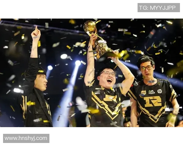 RNG战队的荣耀与坚持：从逆境到冠军杯的奋斗历程揭秘